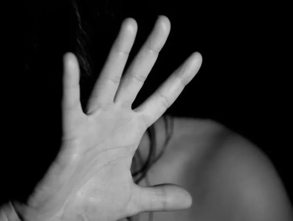 Quiso buscar a su hijo que se encontraba jugando en la calle y recibió un cabezazo de su pareja