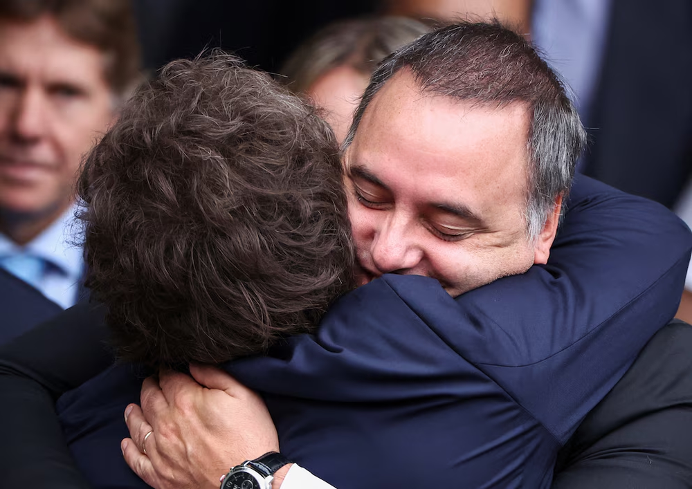 Javier Milei abrazando a Manuel Adorni.