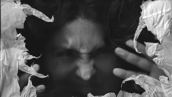 “Vas a descansar cuando mueras”, el unipersonal que expone la odisea física y mental de mutar