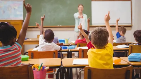La impactante foto que muestra cómo son los recreos escolares en Francia