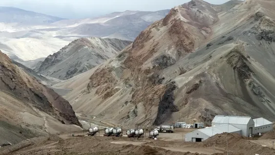 Detectaron el primer caso de Covid-19 en un minero de Veladero y aislaron a 3 trabajadores