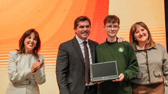 Orrego entregó computadoras para estudiantes de secundarias estatales de Capital
