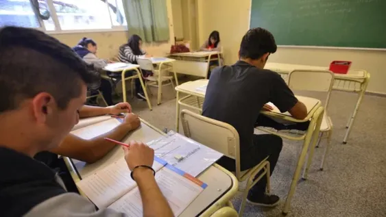 Solo 3 de cada 10 argentinos de los sectores más pobres terminaron la secundaria