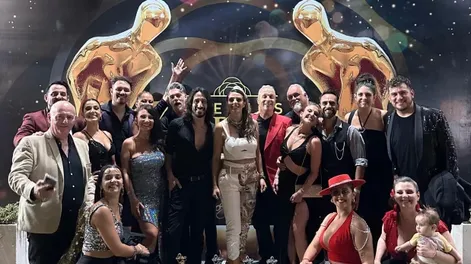 Diario de Cuyo | Todos juntos. Mariana Clemensó al centro rodeada de su equipo de músicos, bailarines, técnicos y productores Miguel Ruiz (su también esposo) y Sebastián Espejo Sánchez