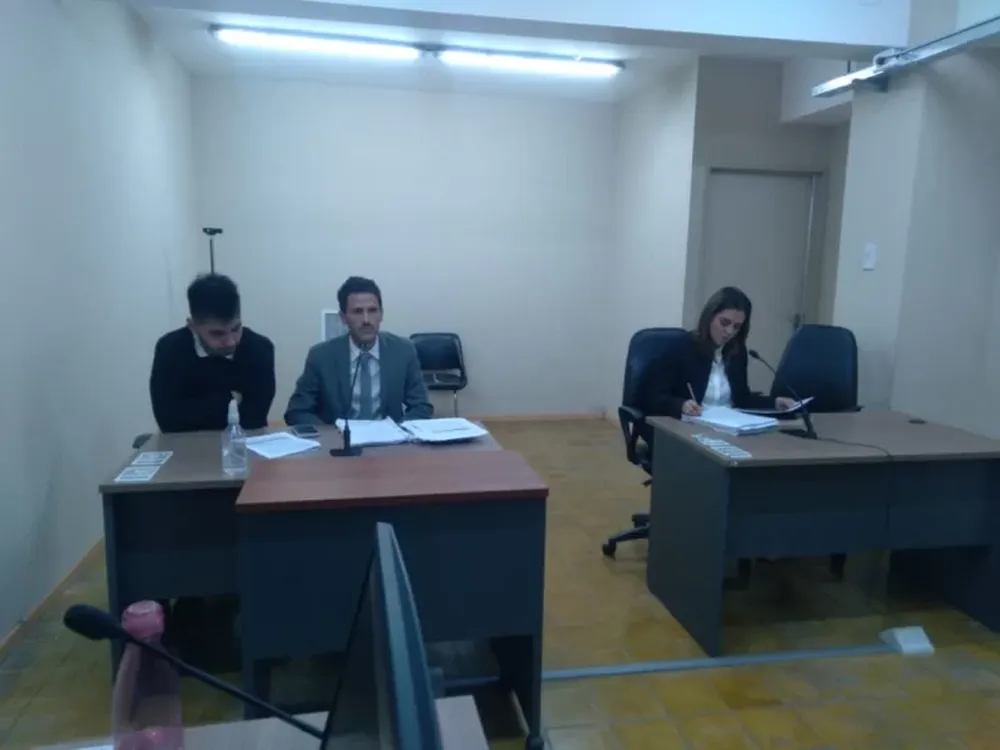 Federico Martínez y Franco Rodríguez (de Fiscalía) y Maira Elías, representante de la Defensa Oficial. Fiscalía logró que ordenaran capturar a los sospechosos.