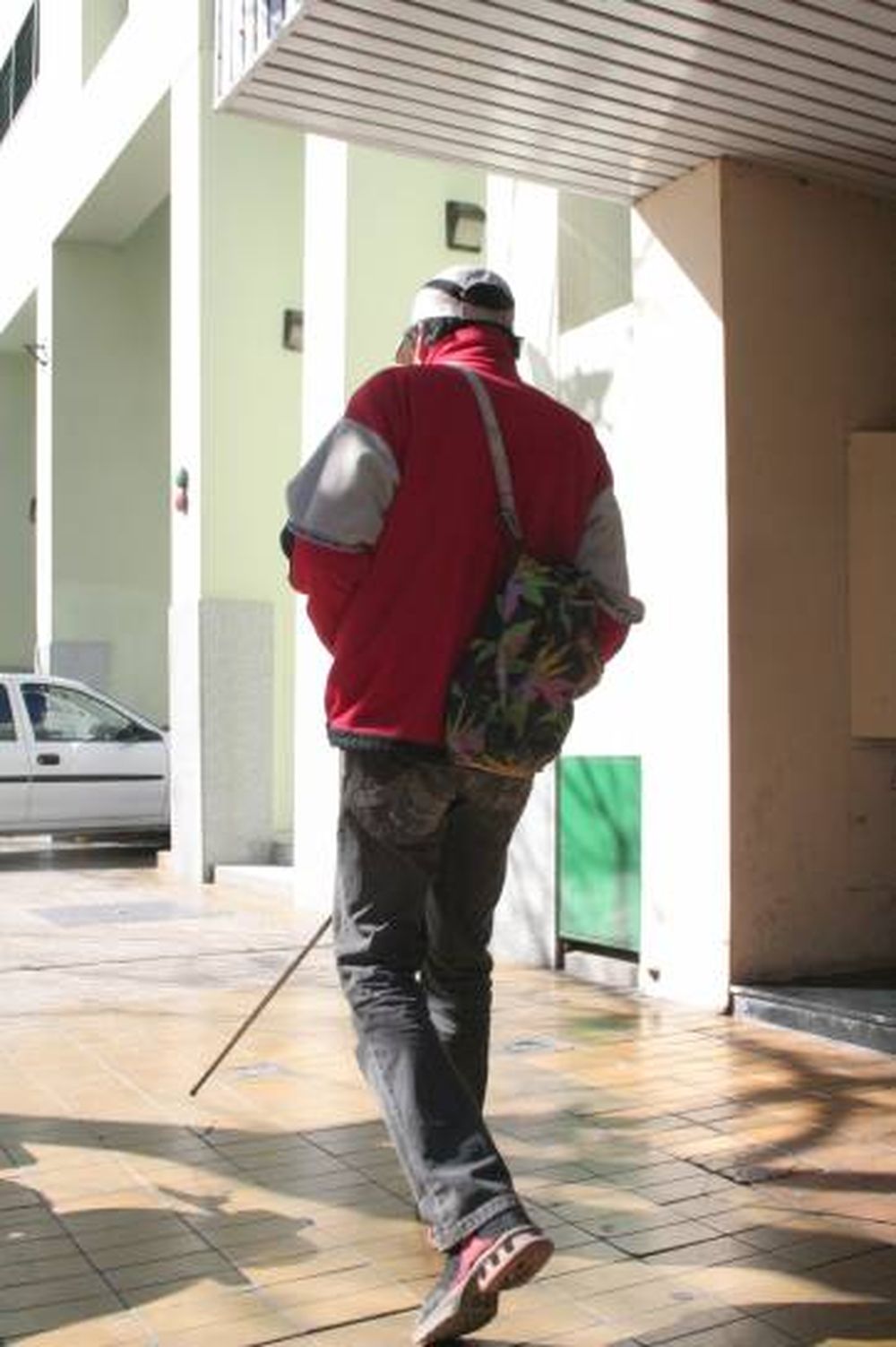 Es ciego, vende en la calle y le robaron todo