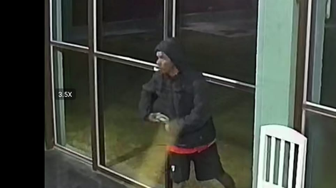 Uno de los delicnuentes fue captado por una de las cámaras de seguridad.