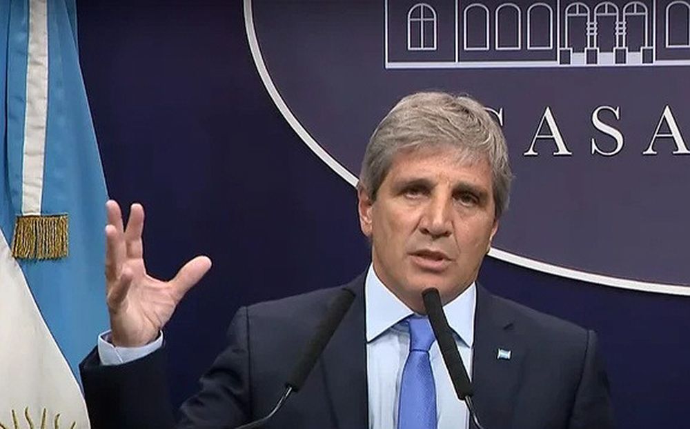 HISTÓRICO. El ministro Luis Caputo anunció el fin del cepo al dólar cuyo precio será actualizado al ritmo del 1% mensual.