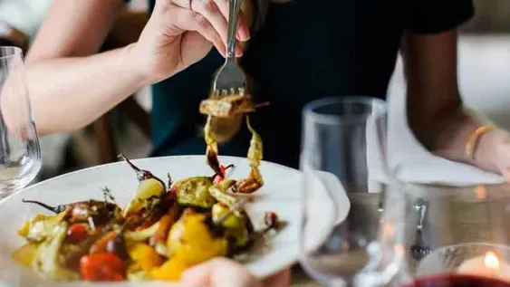 Mito o realidad: ¿cenar tarde hace engordar?