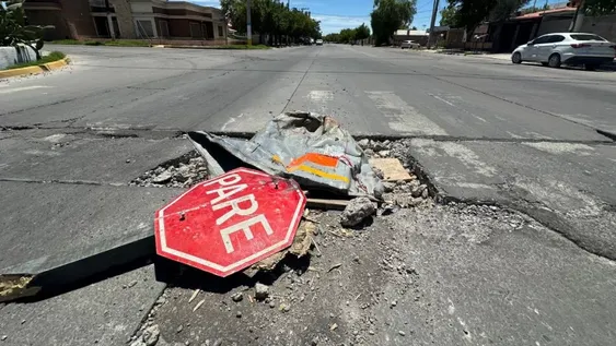 El pozo en calles Mendoza y Estado de Israel ya provocó caídas.