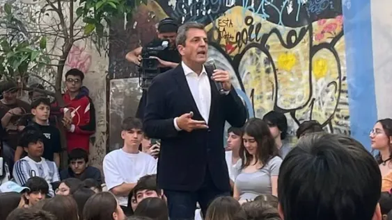 Massa cerró su campaña con una reunión con estudiantes: “El amor siempre le gana al odio”