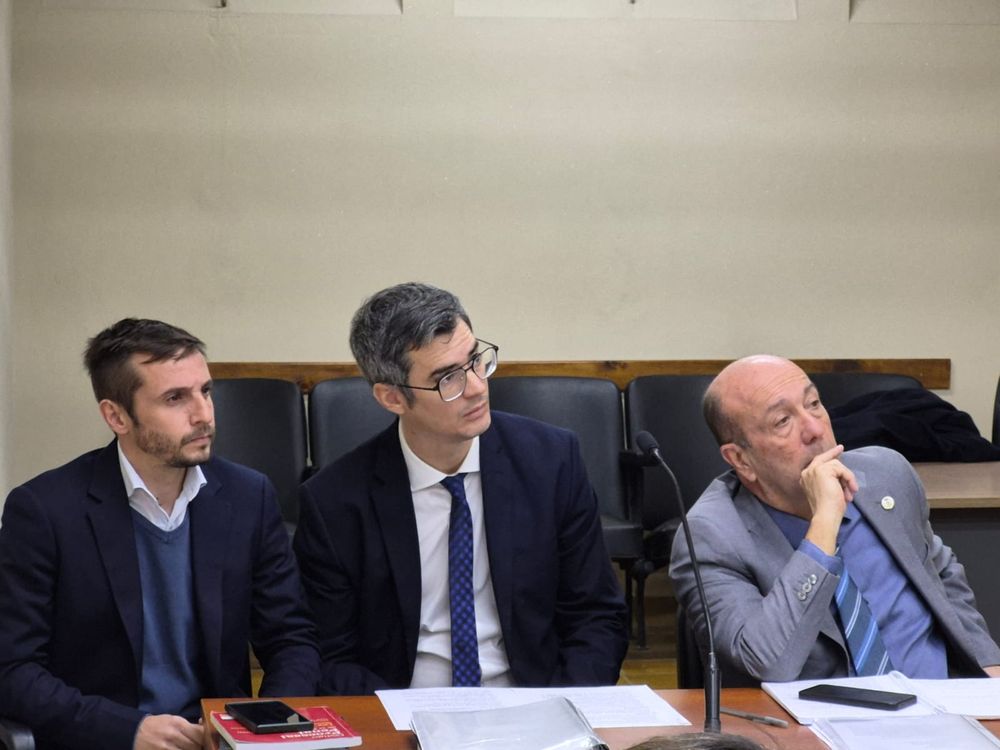 Federico González Viola y Agustín Idemi, abogados de la querella, y el fiscal de impugnación, Fabrizio Médici. 