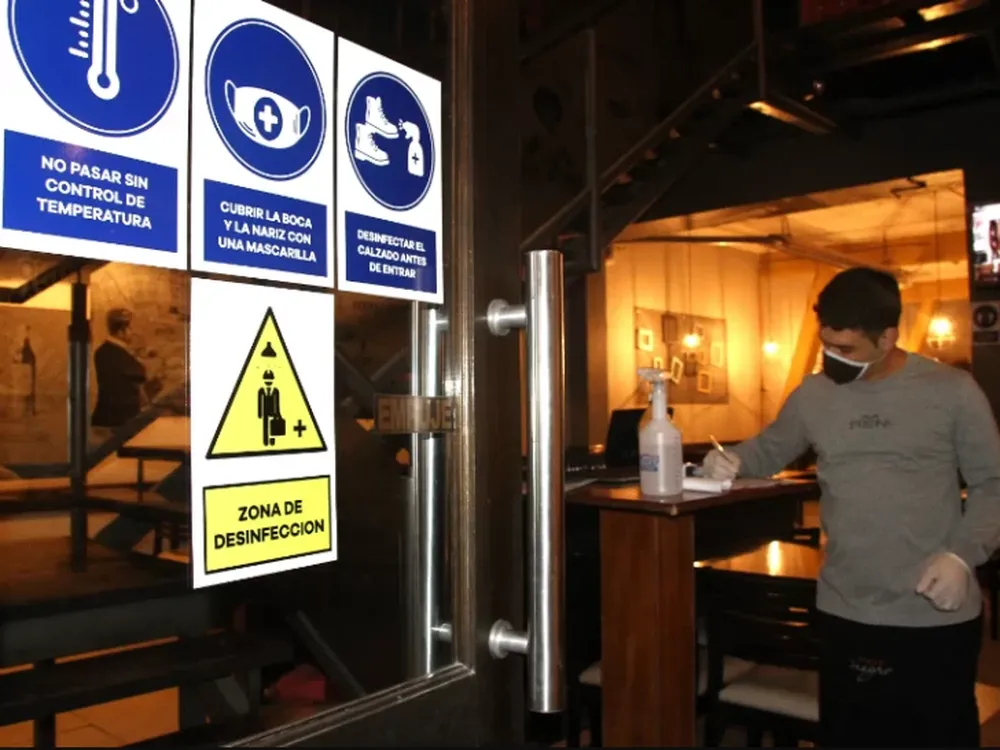 Desde hoy amplían el horario y número de personas por mesa en restaurantes y bares