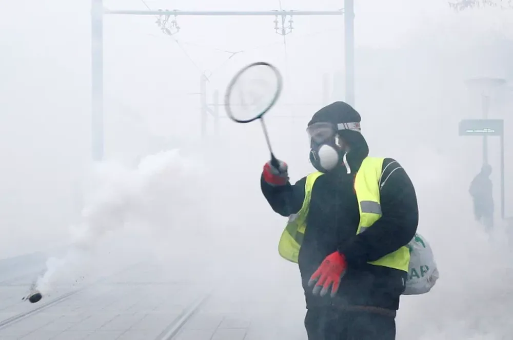 Los “chalecos amarillos” vuelven a protestar y generan caos en Francia