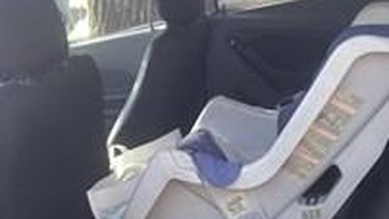 Docente dejó a su bebé en el auto para hacerse las uñas: rompieron una ventana para rescatarlo