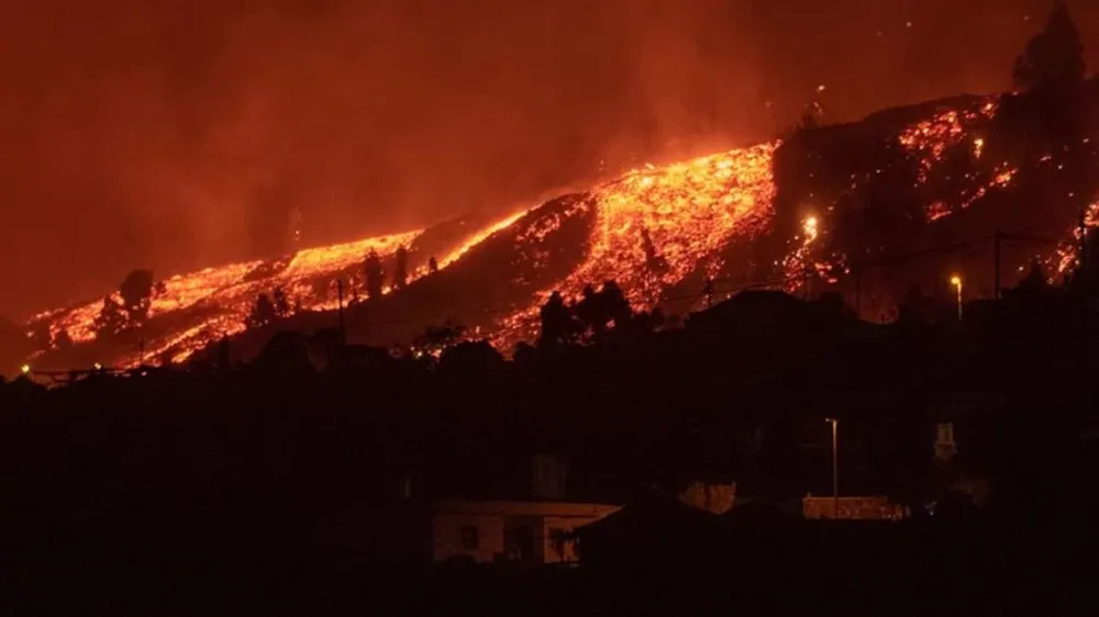 Imágenes de dron muestran la destrucción por la erupción del volcán en la isla española