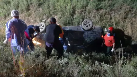 Jubilado llevaba en el auto a una vecina y a sus 5 hijos, cayeron al desagüe y él falleció