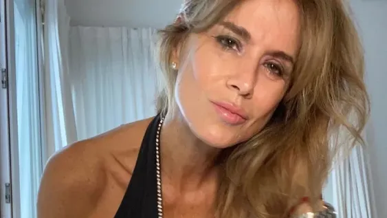 Flavia Palmiero posó con poca ropa y en la cama