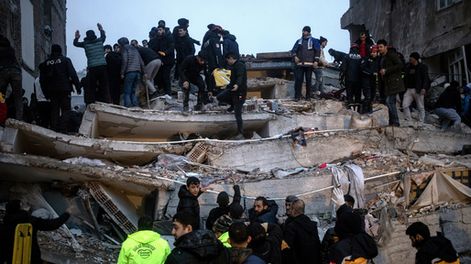 Al menos 3.613 muertos y más de 13 mil heridos tras el devastador terremoto en Turquía y Siria