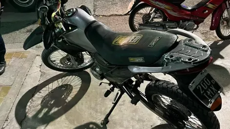 Un motociclista fue chocado por una camioneta que se dio a la fuga: terminó hospitalizado