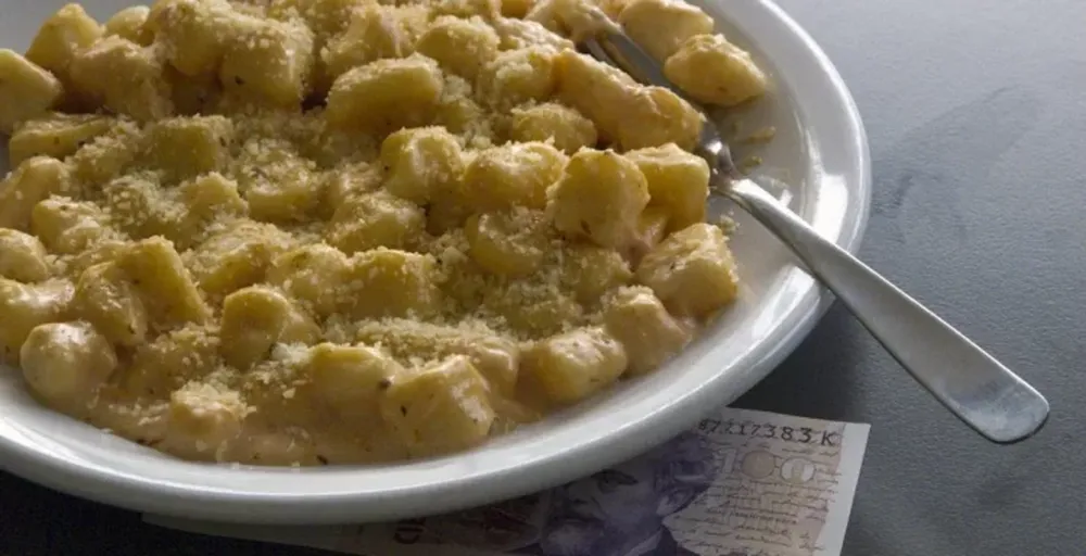 Por qué se pone plata debajo del plato de ñoquis.