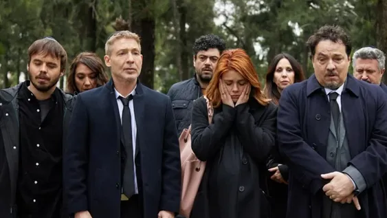 LOS HERMANOS  ROITMAN. Los personajes de Benjamín Rojas, Adrián Suar, Natalie Pérez y Fernán Mirás, en el cementerio.