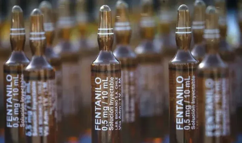 La muerte en Palermo es investigada tras el hallazgo de ampollas y elementos médicos.