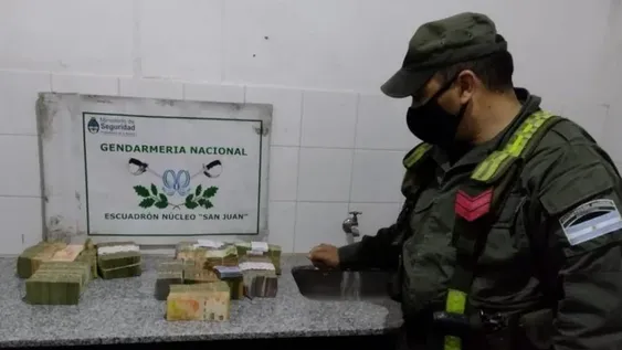 Dos santiagueños cayeron en un micro con casi 5 millones, creen que es del narcotráfico