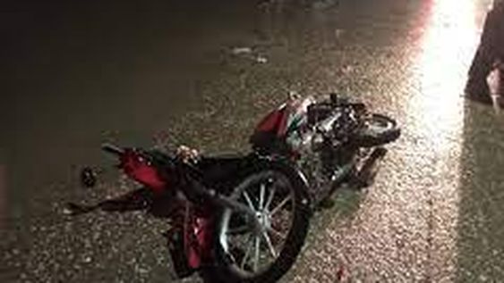 Una mujer sufrió múltiples golpes y cortes al caer cuando circulaba en moto