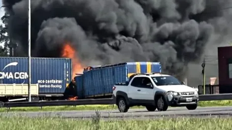 [VIDEO] Impactante choque entre dos camiones y dos autos en Panamericana: tres personas murieron incineradas