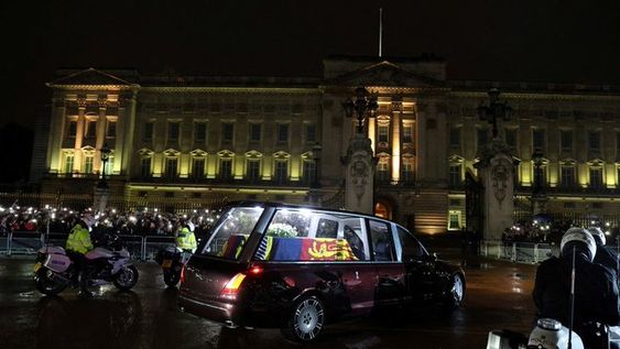 El féretro de Isabel II llegó a Londres para seis días de homenajes y un funeral de Estado