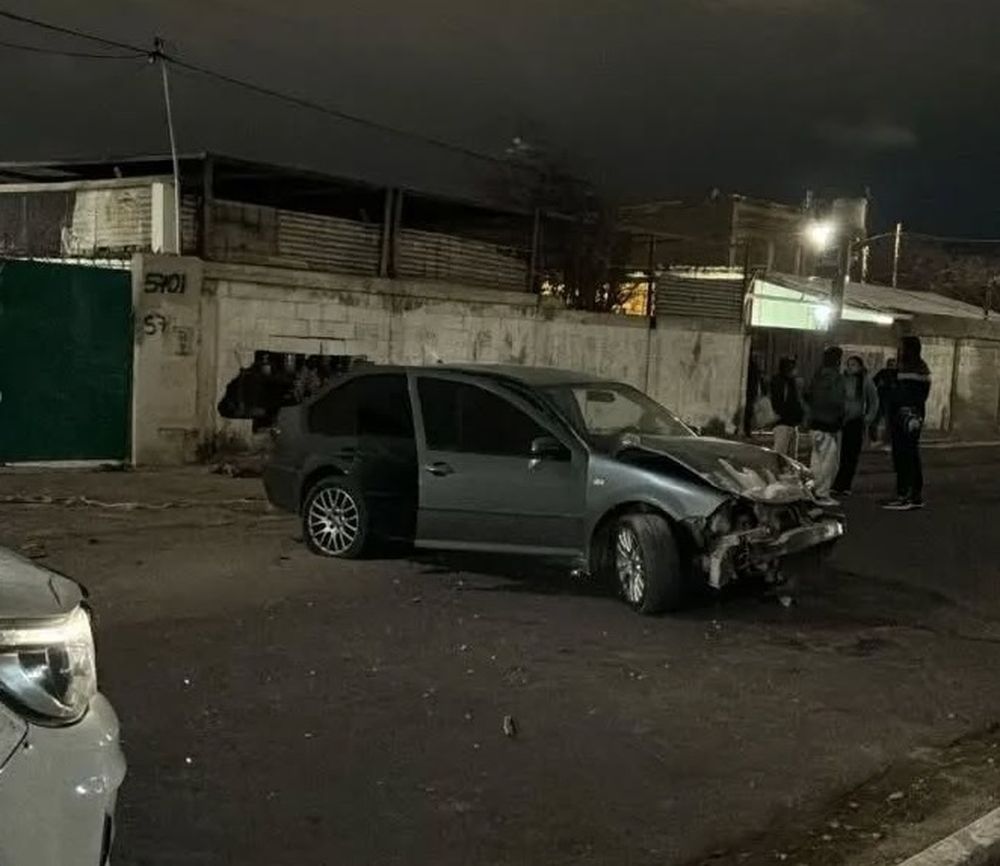 Por esquivar un pozo, un auto chocó contra una pared: hubo dos jóvenes hospitalizados
