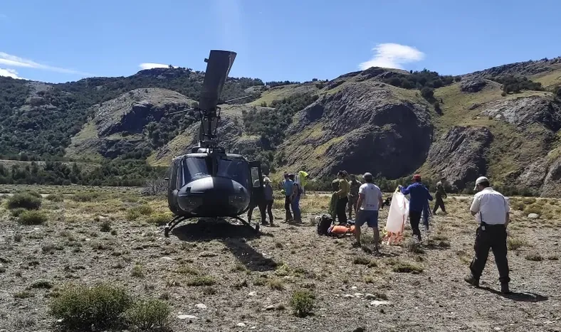 Un escalador italiano quedó “colgado” por una avalancha en El Chaltén y espera ser rescatado