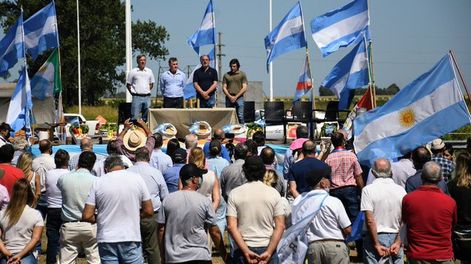 Los principales dirigentes de la oposición adhirieron a la protesta de la Mesa de Enlace