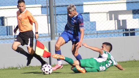 Ataque. Intenta Axel Brizuela, de Unión. El Azul empezó ganando, Desamparados se lo empató. Todo abierto en el Regional.