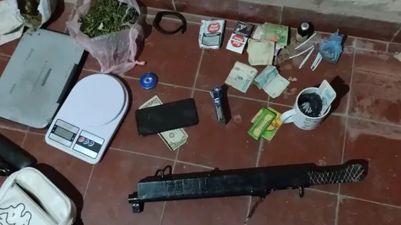 Cayeron 3 con un arma y droga