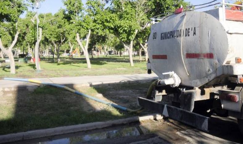 Crisis hídrica: riegan plazas  con agua del lago del Parque