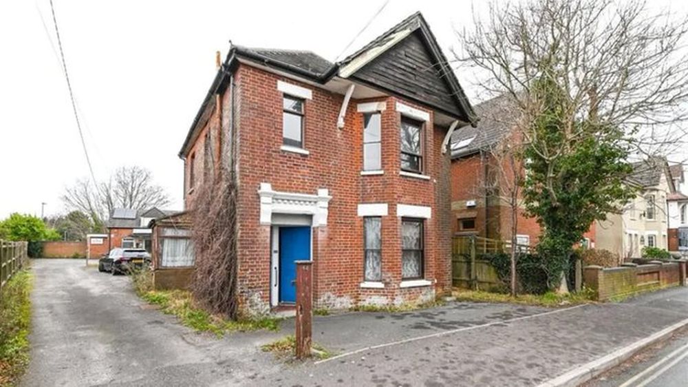 Una casa en Gran Bretaña con tres habitaciones y dos pisos se vende por solo 1 euro