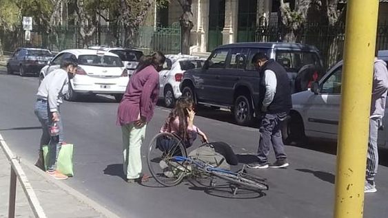 Un ciclista terminó tendido en el pavimento tras ser tocado por un auto