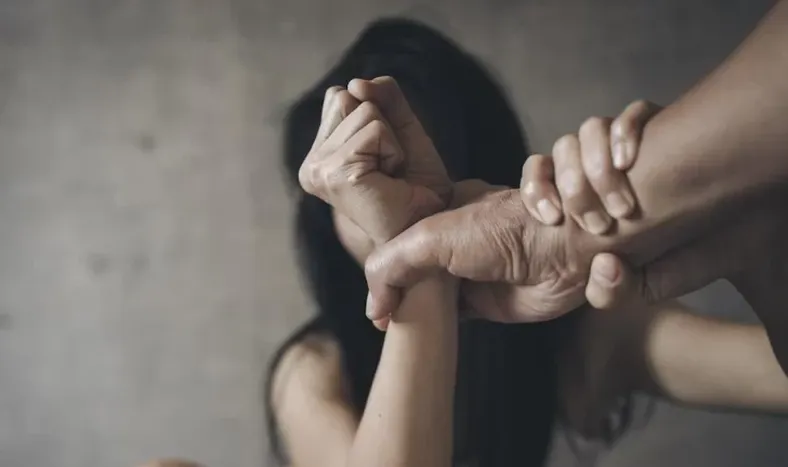 Se separó porque la golpeaba, volvió y otra vez le pegó: “Vas a ver lo que te va pasar hija de p…”