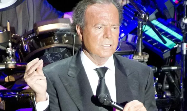 Julio Iglesias demanda a la vicepresidenta española, por las acusaciones públicas de “abusos sexuales”