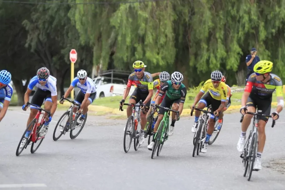 Maximiliano Navarrete ganó la segunda meta sprinter y lidera