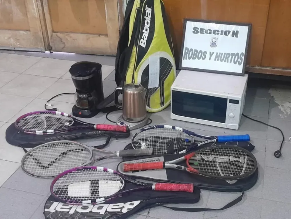 Le rompieron la puerta de la casa para robarle hasta las raquetas de tenis