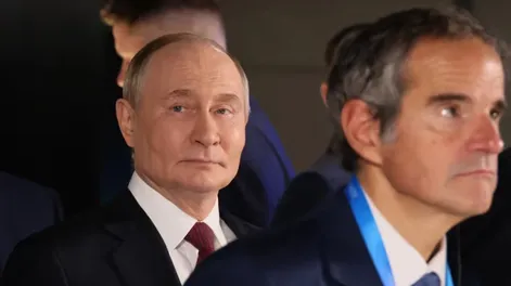 El argentino Rafael Grossi, titular de la Agencia Internacional de Energía Atómica, junto al presidente ruso  Vladimir Putin en Moscú.