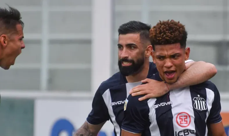 Talleres volvió al triunfo, derrotó a Huracán en el Kempes y continúa como único escolta de River