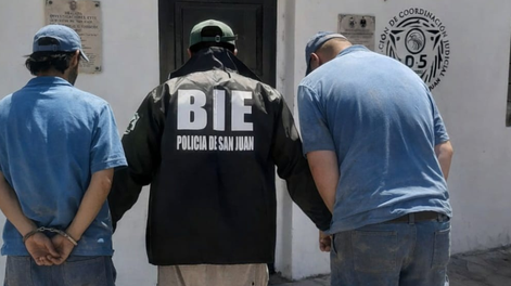 La policía detuvo a dos sospechosos, pero uno quedó en libertad.