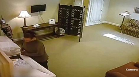 Video: mujer le robó el anillo a un cadáver en una funeraria