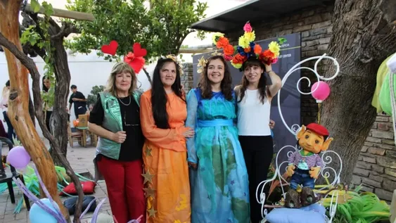 Los trajes de distintas ediciones de la FNS se prestan a la comunidad para actividdes culturales y artísticas.