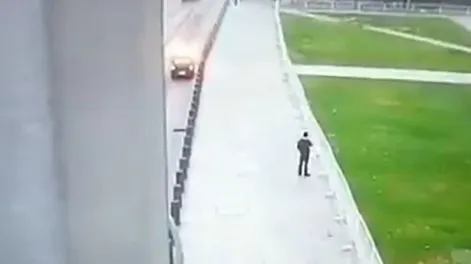 Un hombre se estacionó frente a la sede de Gobierno de Chile y se prendió fuego