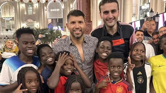 El alegre baile del Kun Agüero junto a un grupo de niños africanos